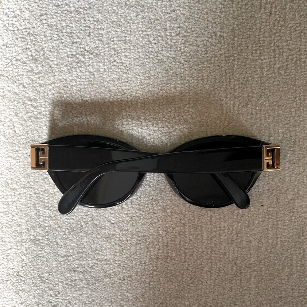 Authentic Givenchy women sunglasses. With cace.Black.condition good Regular wear